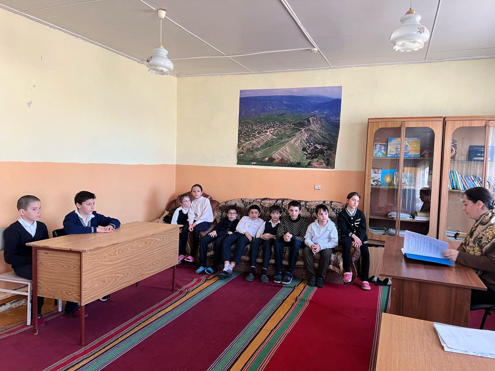 Специалист по социальной работе Центра социального обслуживания населения в МО «Левашинский район» Абдурашидова Зайнаб М. провела беседу среди детей посещающие отделение центра, на тему:«Правила поведения в общественных местах».