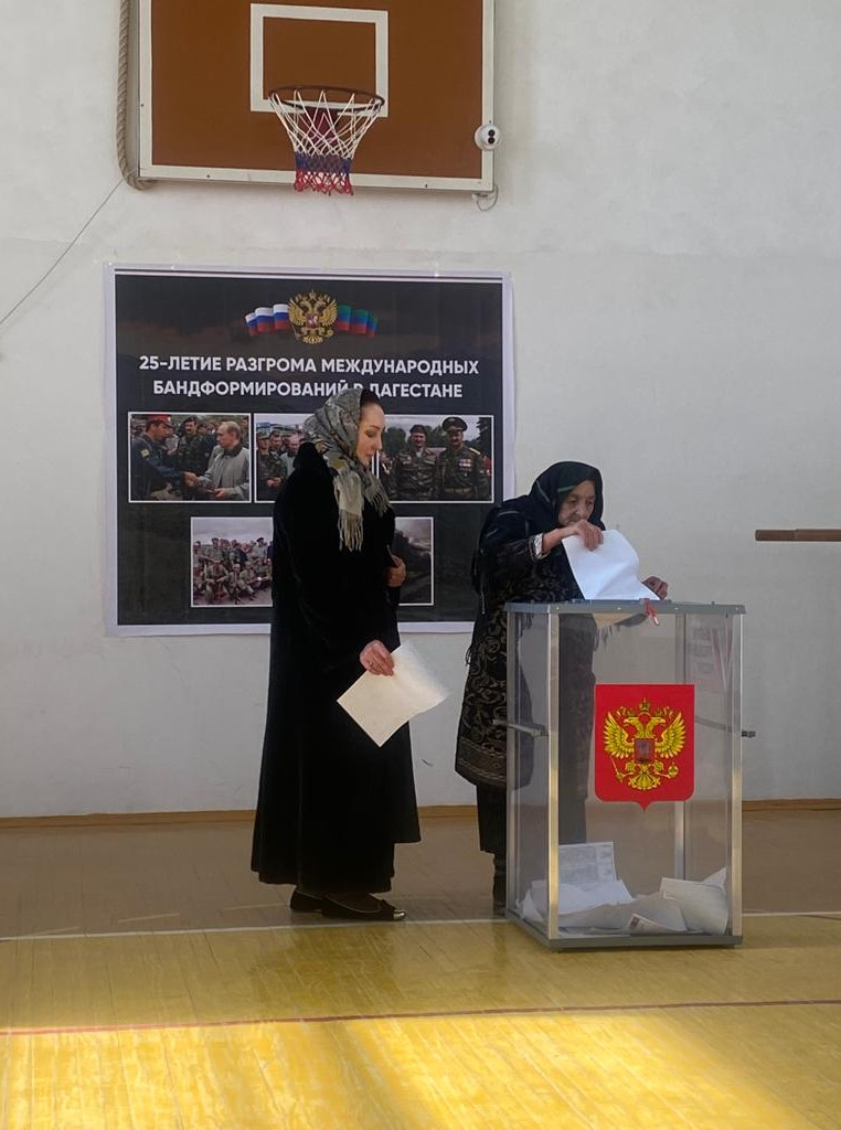 ???Социальные работники  комплексного центра социального обслуживания населения «Левашинского района» организовали явку подопечных для выборов президента России.