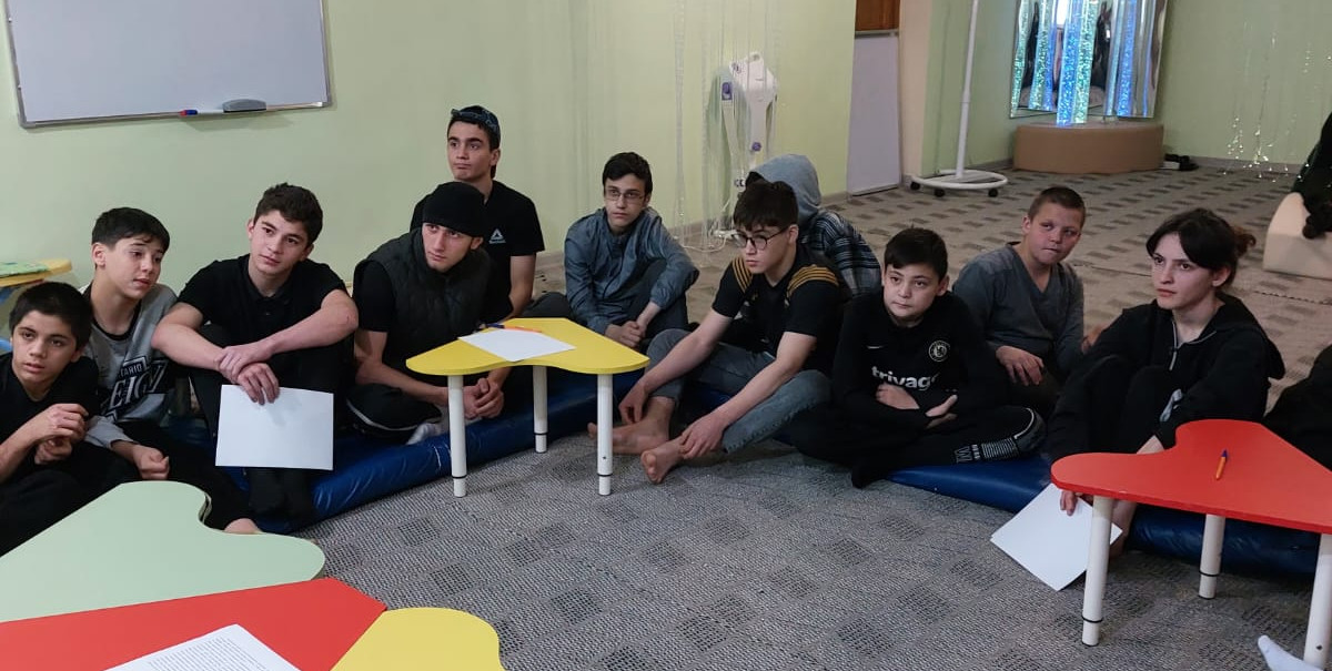В Махачкалинском Социально-реабилитационном центре для несовершеннолетних провели занятие с элементами тренинга на тему: «Как не попасть в беду?»