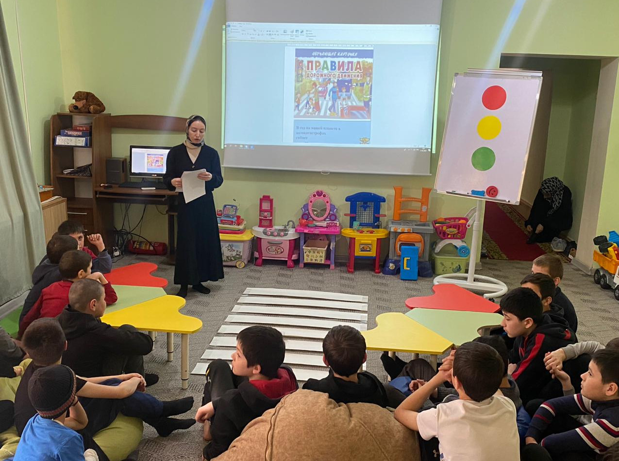 Занятие на тему: "Правила дорожного движения" прошло в Центре