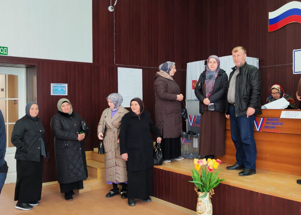 Коллектив ГКУ РД УСЗН в МО Гумбетовского района принял участие в голосовании за Президента России.