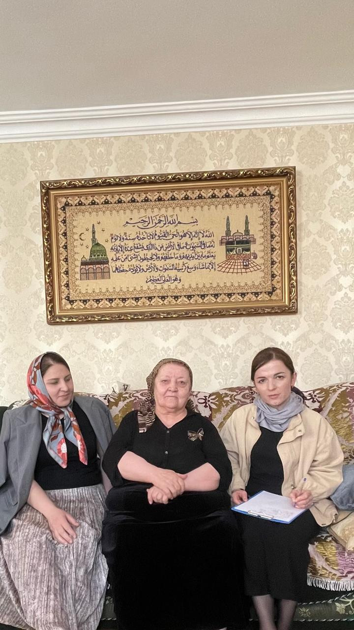 Специалисты ГБУ РД КЦСОН в МО "Левашинский район "Хапизова А.  и Гусенкадиева Л  по план графику выездов  посетили   обслуживаемых селения  Леваши, для проверки качества предоставляемых социальных услуг социальным работникам.