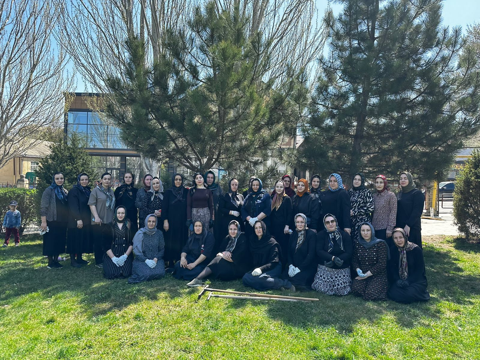 ??☘️В рамках объявленного общереспубликанского субботника, сегодня 20 апреля 2024года, весь дружный коллектив ГБУ РД КЦСОН в МО «Левашинский район» принимает активное участие в общерайонном субботнике.