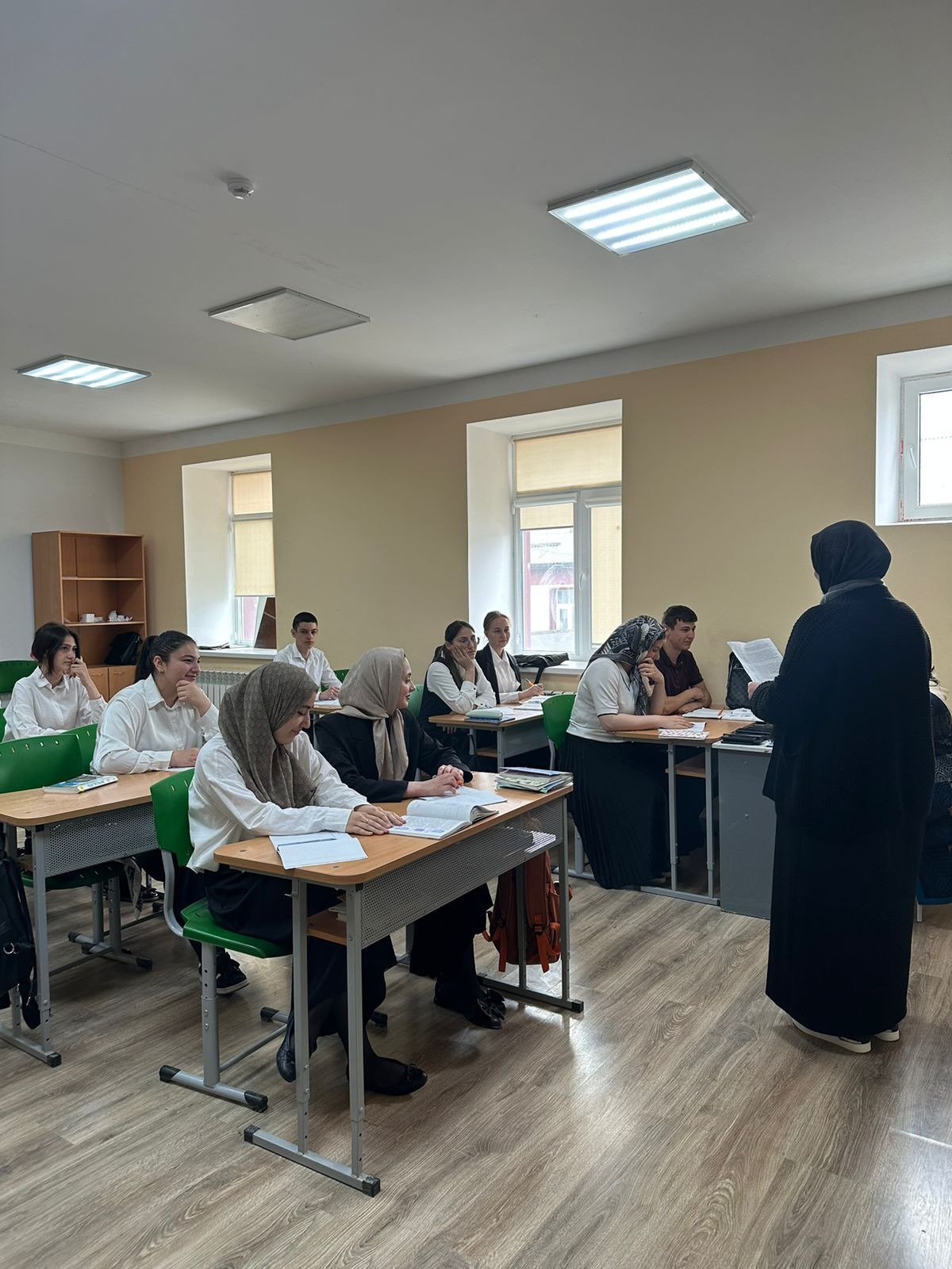 Специалист по работе с семьей отделения на дому Центра социального обслуживания населения Каймаразова Зайнаб провела лекцию среди старшеклассников на тему: «Наркотики и общество»