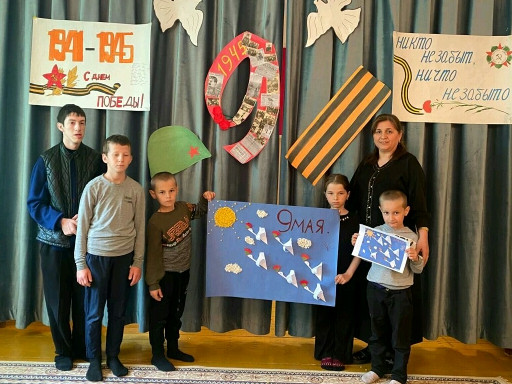 Открытое занятие, приуроченное ко Дню Победы, основано на стихотворении Расула Гамзатова «Журавли».