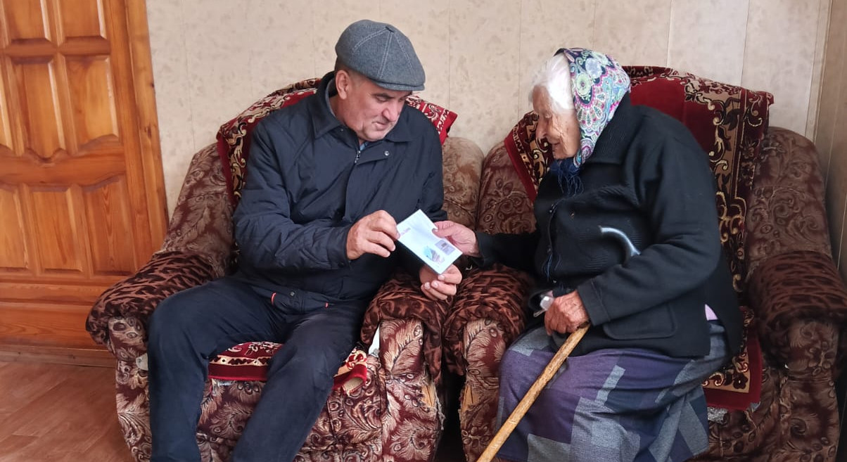 В Курахском районе в канун Дня Великой Победы поздравление от Президента Владимира Путина передали труженице тыла Александре Касумовой