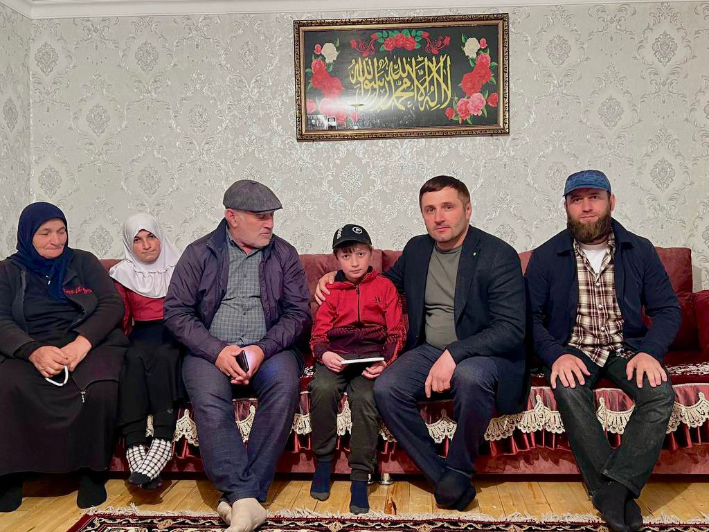 Руководство Центра соцобслуживания  Цунтинского района вручило помощь семьям погибших в специальной военной операции.