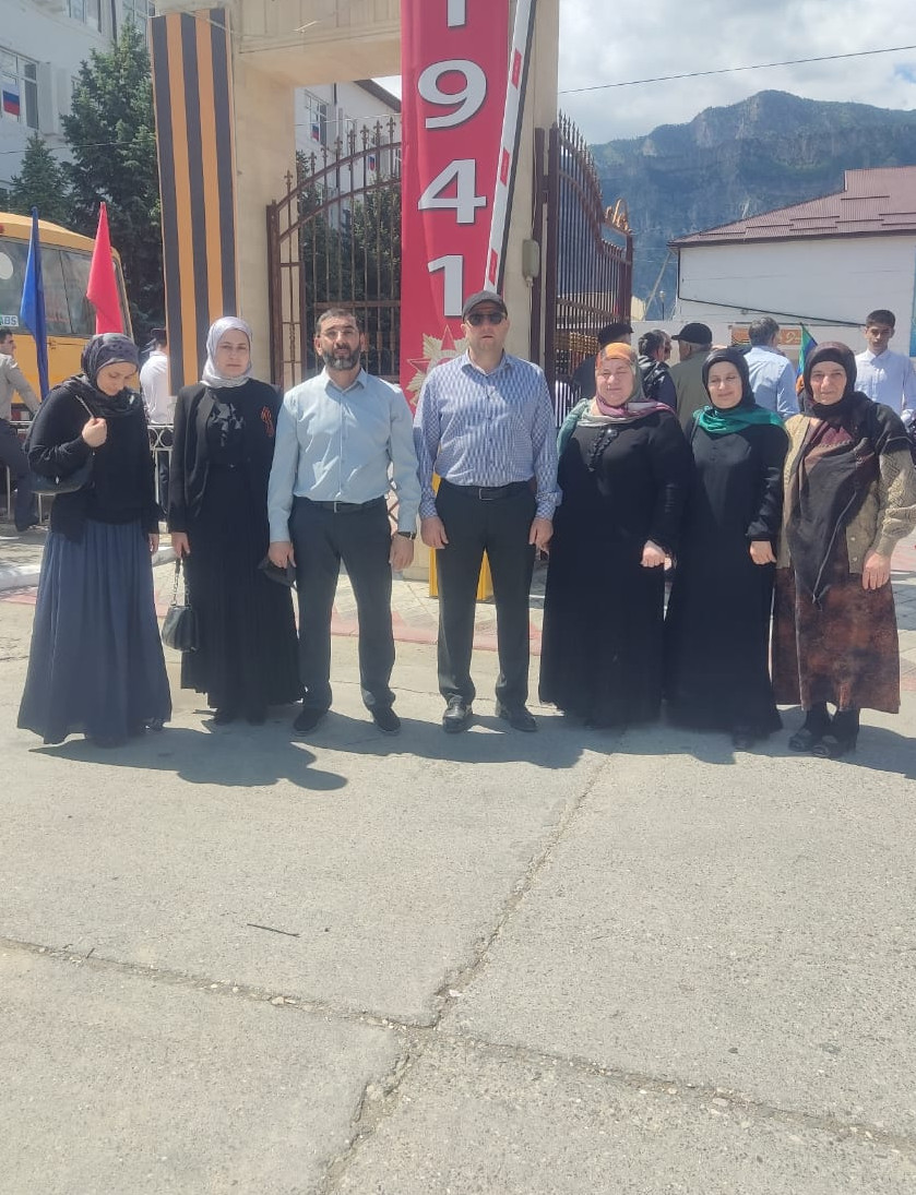 Коллектив ГКУ РД УСЗН в МО "Унцукульский район" на праздничном мероприятии, посвященной 79-й годовщине Победы в Великой Отечественной войне