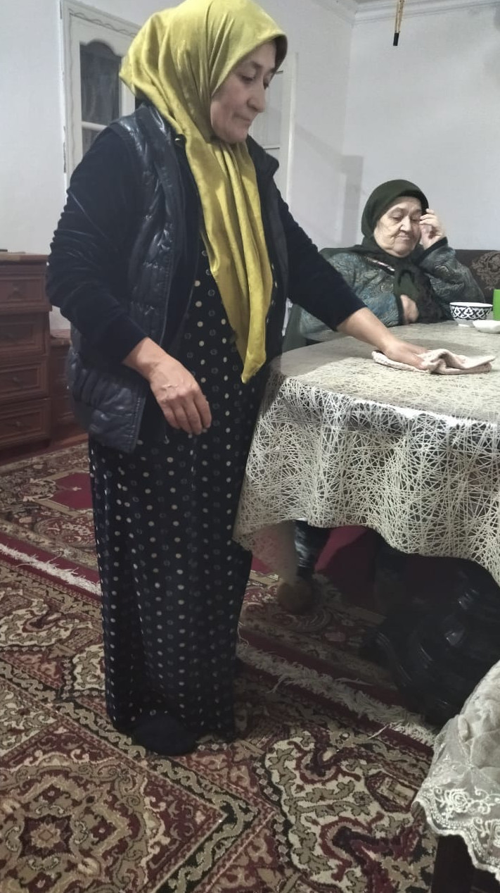 Социальный работник Ибаева З., за выполнением своих обязанностей у подопечной.