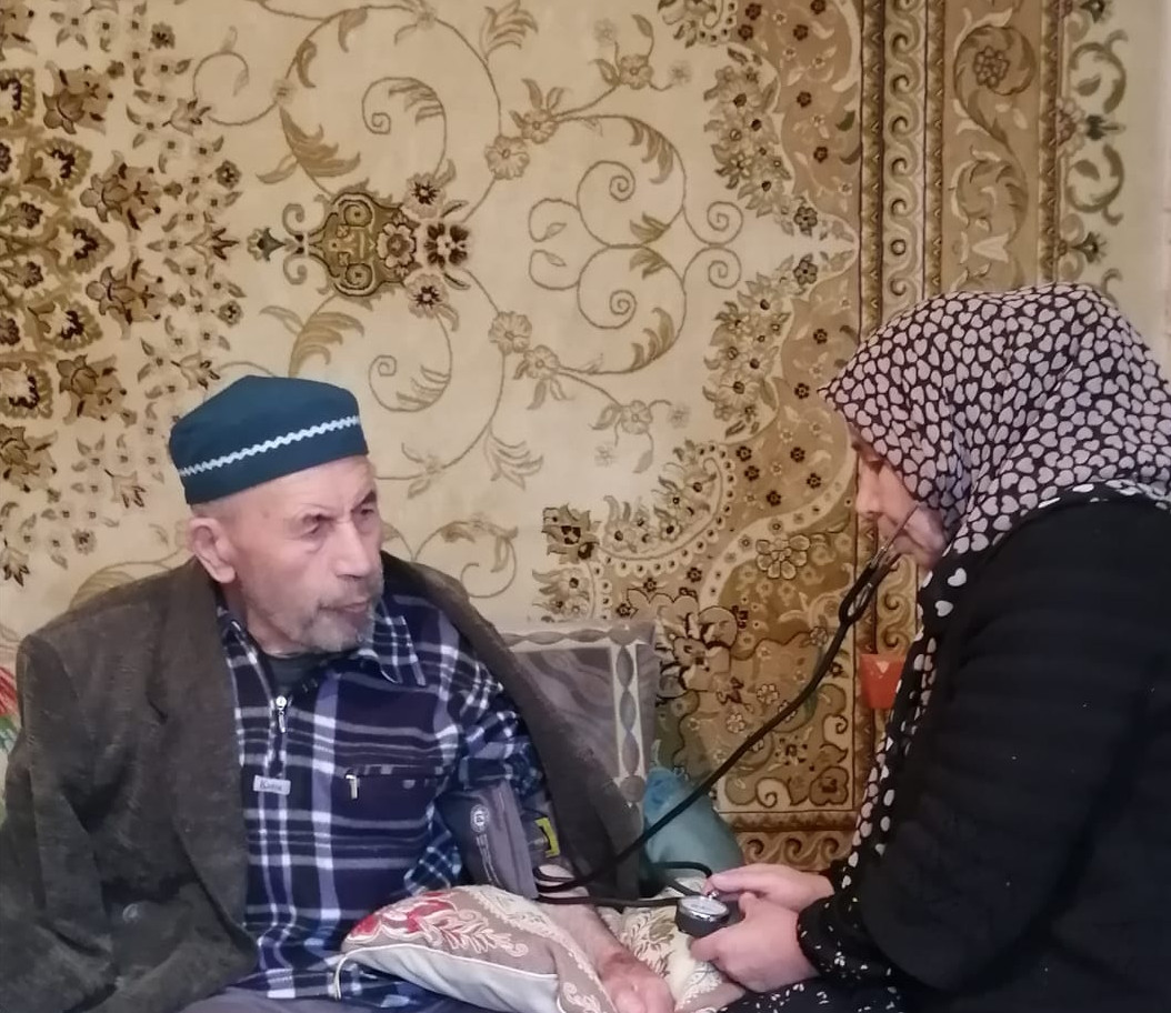 Социальный работник Исрапилова Рашидат оказывает социально-медицинскую помощь подопечному