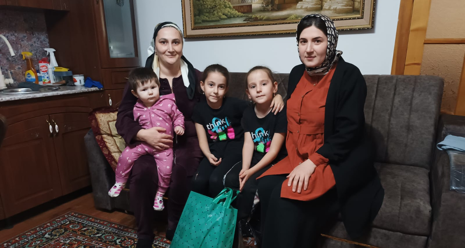 Специалист Социально-реабилитационного центра в Хасавюртовском районе Умайват Гаджиева посетила семью участника специальной военной операции