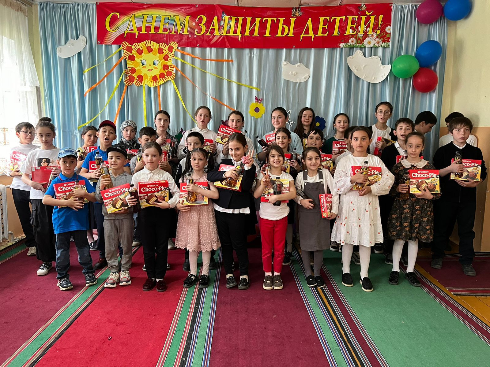 В отделении семьи и детей ГБУ РД КЦСОН в МО «Левашинский район» провели праздничное мероприятие посвященное Международному дню защиты детей под девизом «Пусть на нашей огромной планете. Будут счастливы дети!».