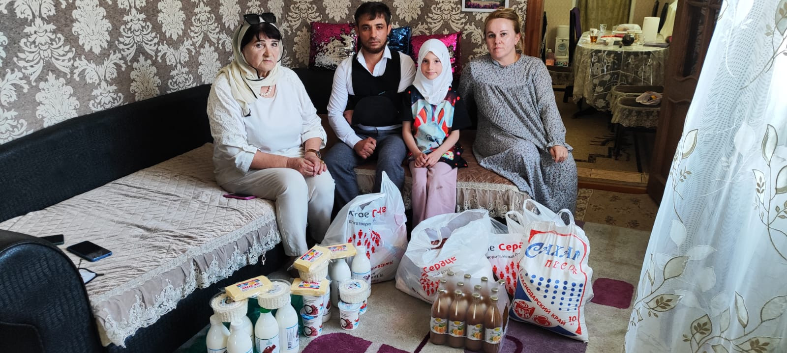 Работники Социально-реабилитационного центра в Кизилюрте поддержали семью военнослужащего