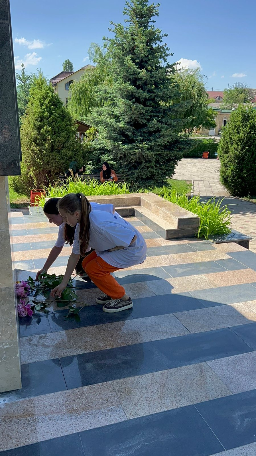 Специалисты отделение семьи и детей ГБУ РД КЦСОН в МО "Левашинский район" ко "Дню России" провели для детей спортивные мероприятия и возложили цветы к памятникам ВОВ и СВО. И в этом мероприятии приняли участие волонтеры центра.