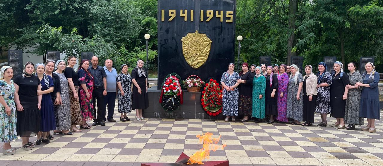 Работники Комплексного центра в Карабудахкенте приняли участие в церемонии возложения венков к памятнику погибшим в Великой Отечественной войне