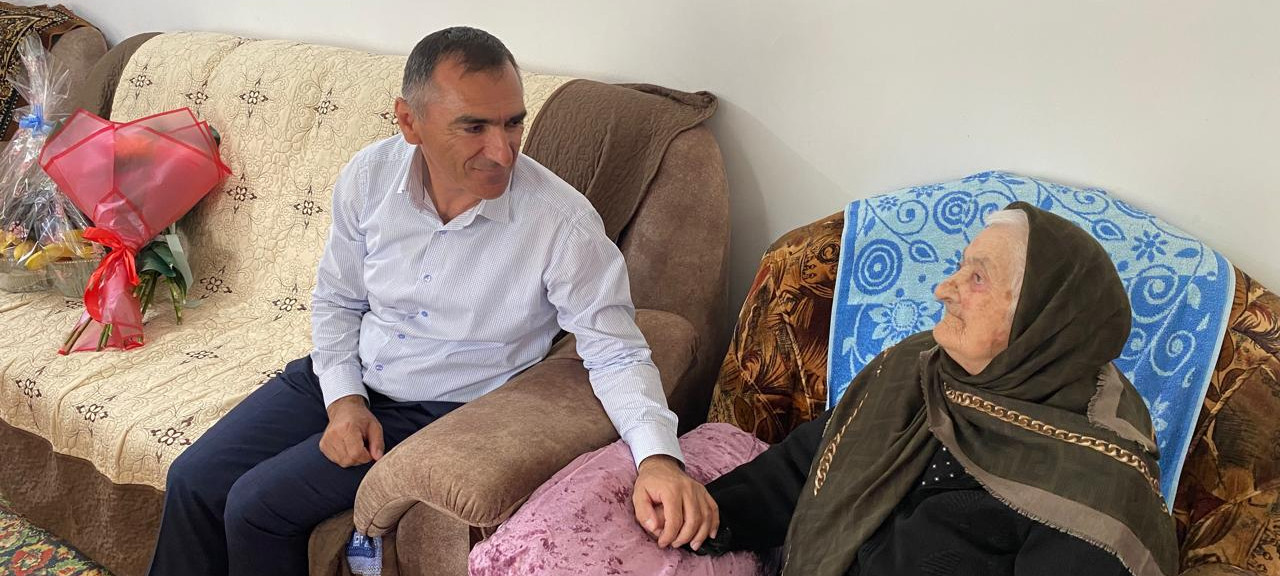 В Курахском районе работники Минтруда РД побывали в гостях у семьи Героя России Зейнудина Батманова