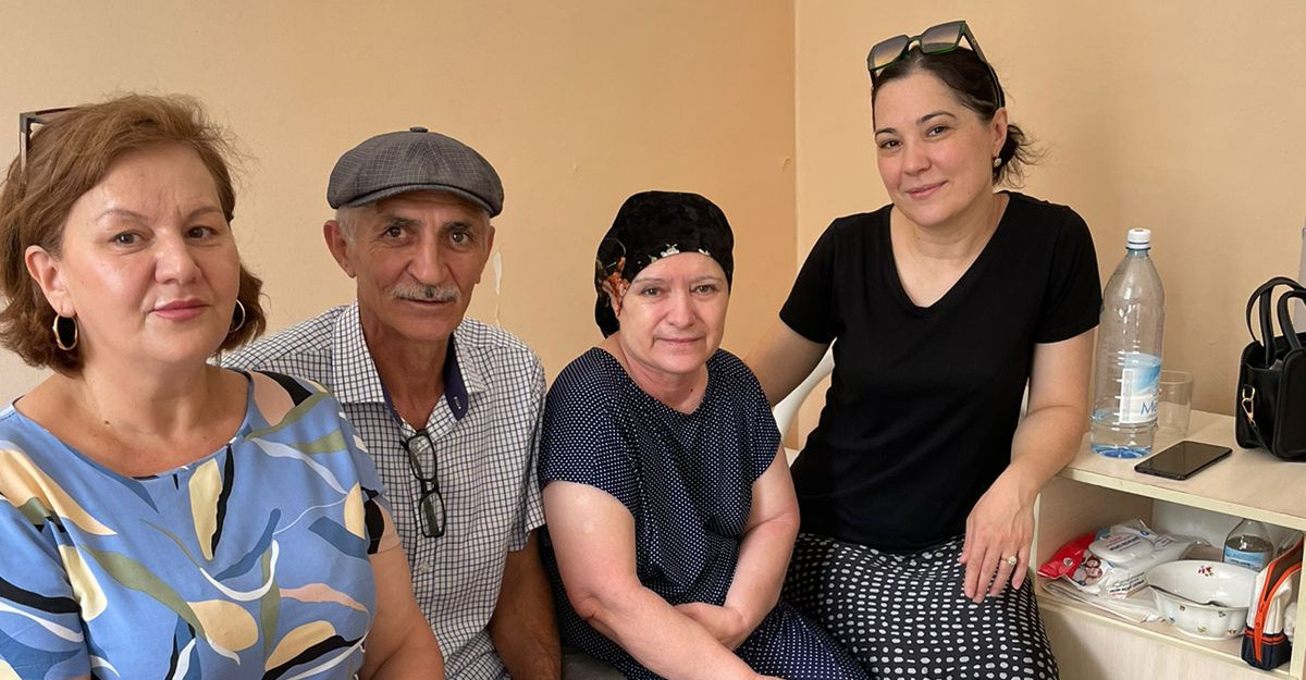 В преддверии Всероссийского дня семьи, любви и верности и в рамках Года семьи в Избербаше работники Комплексного центра поздравили с наступающим праздником семью Ахмедовых