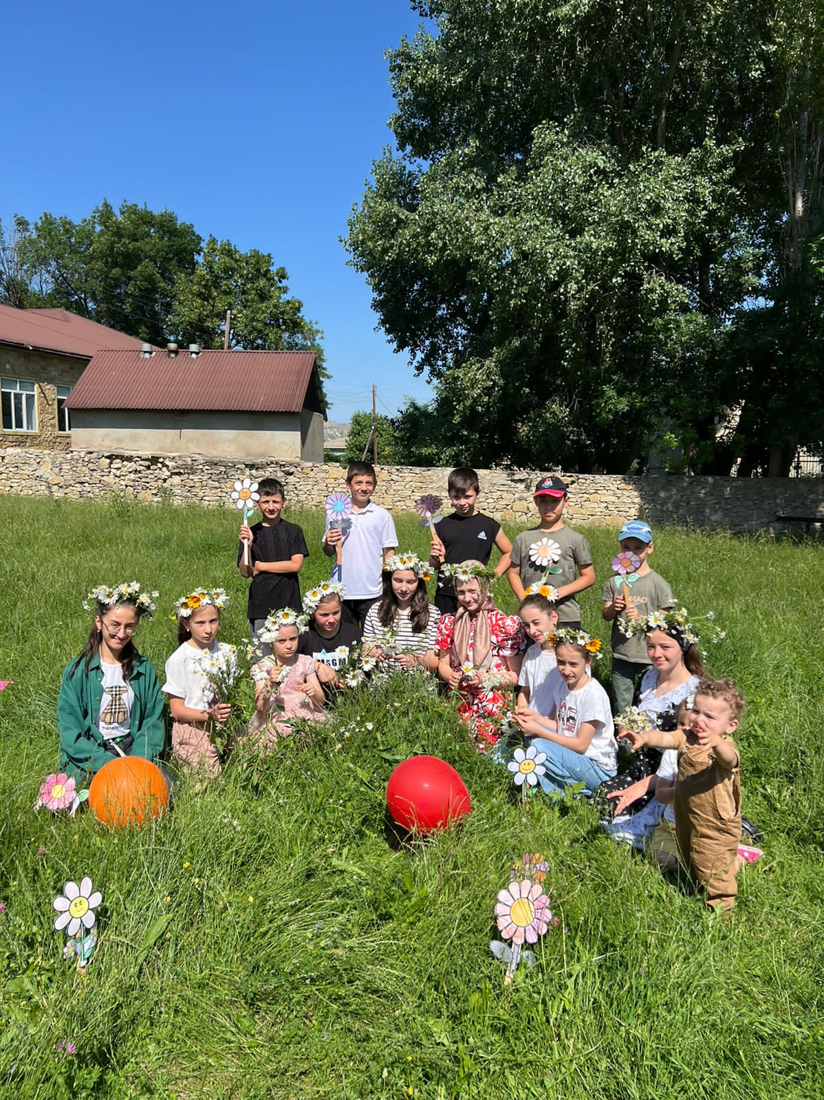 В связи с Всероссийским праздником Днем семьи, любви и верности,отделением семьи и детей с детьми посещающими центр и приглашенными детьми,были проведены мастер-классы по плетению венков из ромашек - символа Дня семьи, любви и верности.