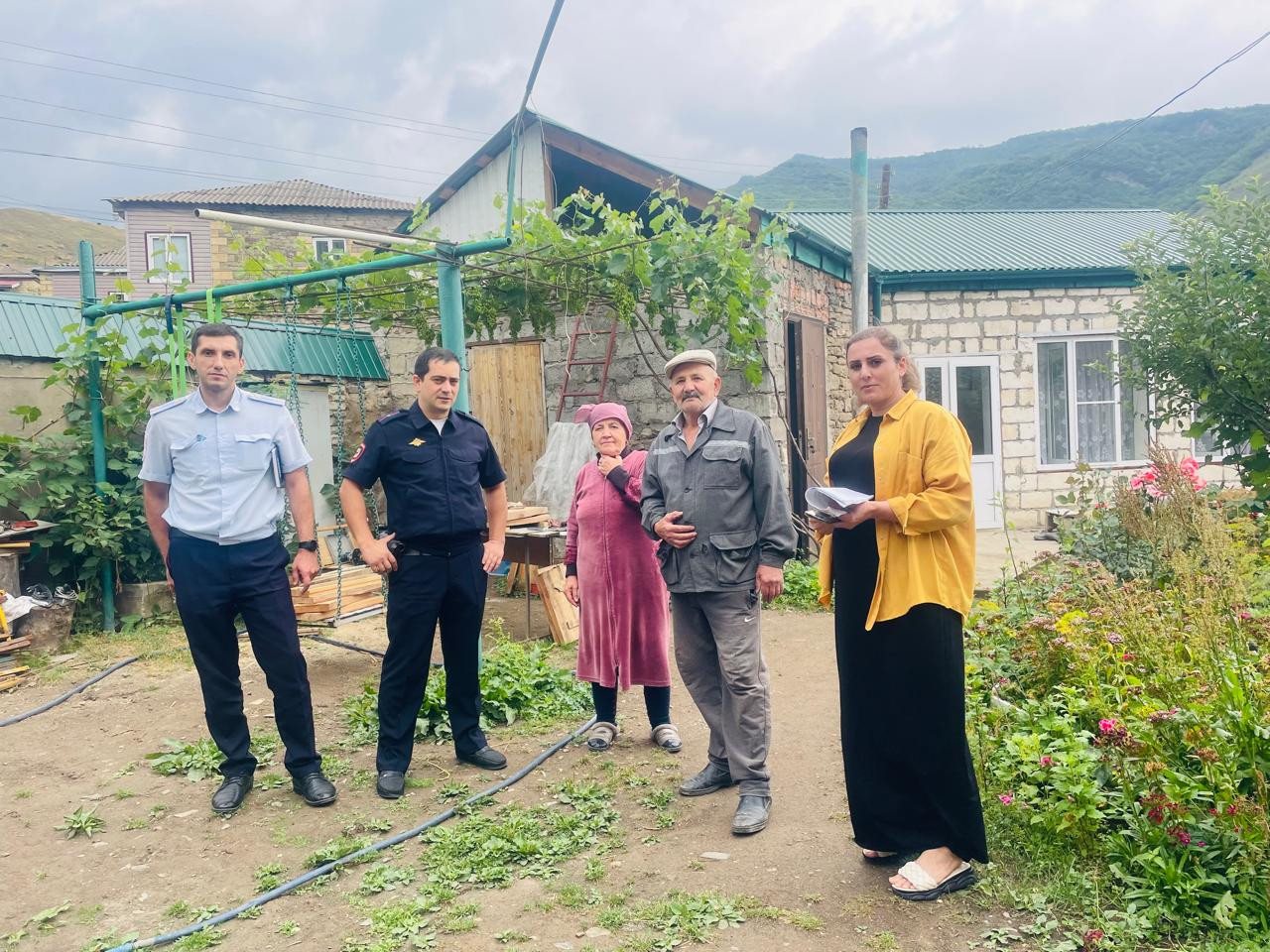 Работники отделения социального обслуживания на дому детей и семей с детьми, совместно с инспектором ПДН Магарамовым Ш.С. и с участковыми организовали посещение на дому