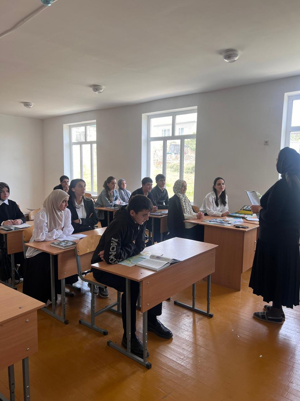 ?Специалист по работе с семьей Исаева Заира провела беседу со школьниками 10-11 классов на тему: «Терроризм его истоки и последствия» ?Цель которого объяснить детям сущность терроризма его истоки и последствия террора.