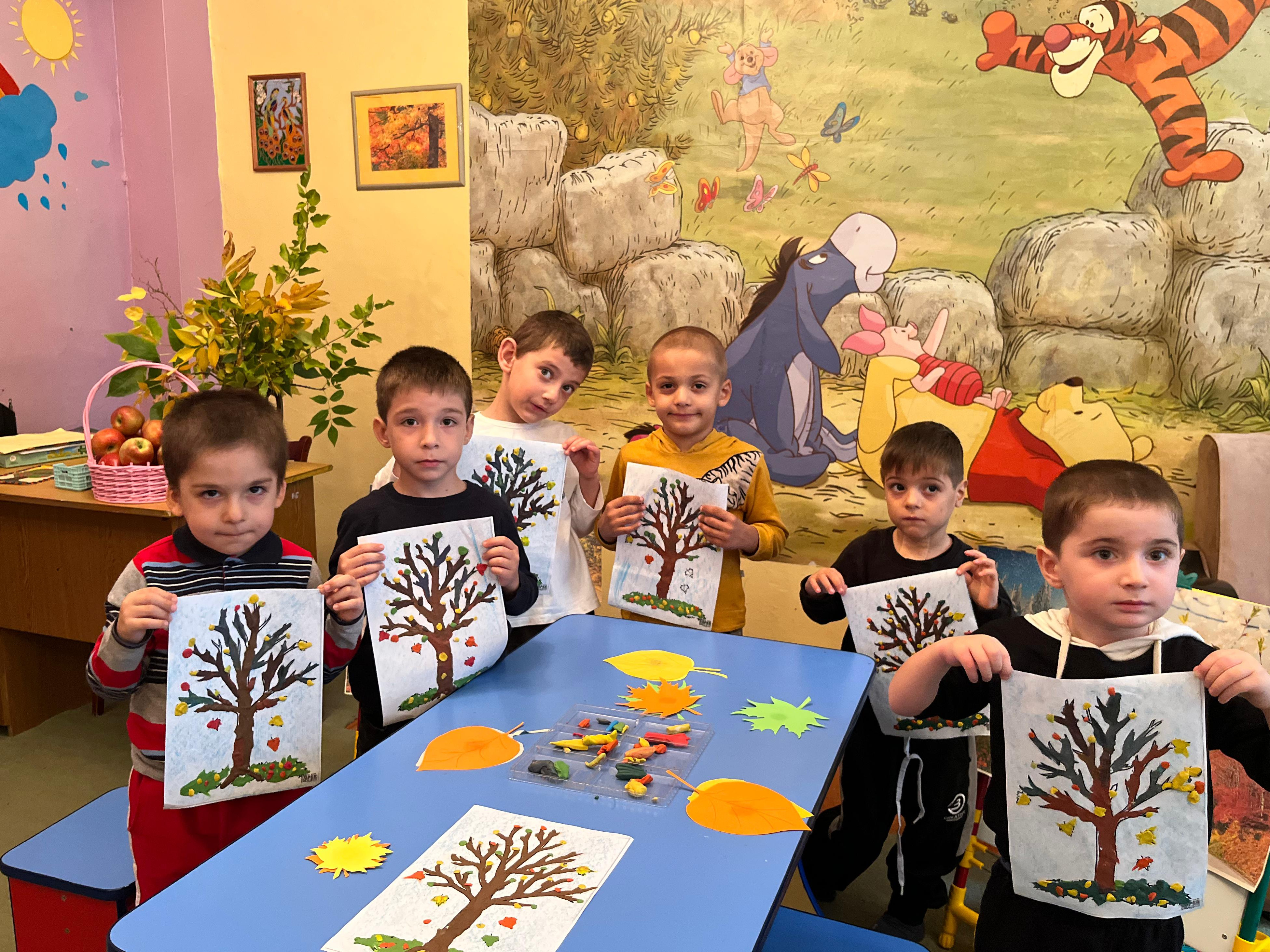 Осенние деревья: на открытом занятии по лепке дети смогли проявить свою фантазию и творческие способности.