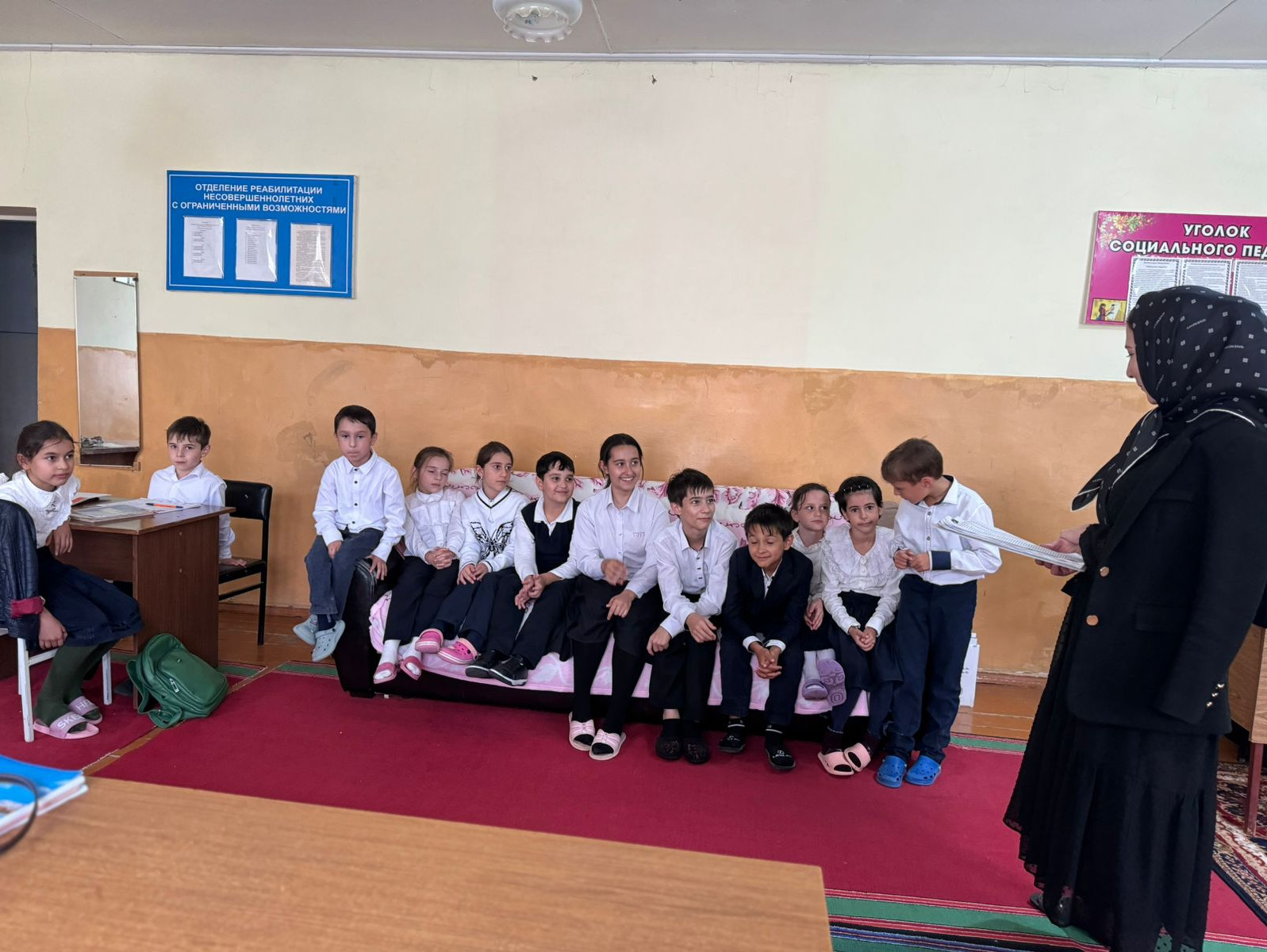 Психолог отделение дневного пребывания Гаджиева Д.М провела беседу на тему: «Полюби себя» «Мой лучший друг»