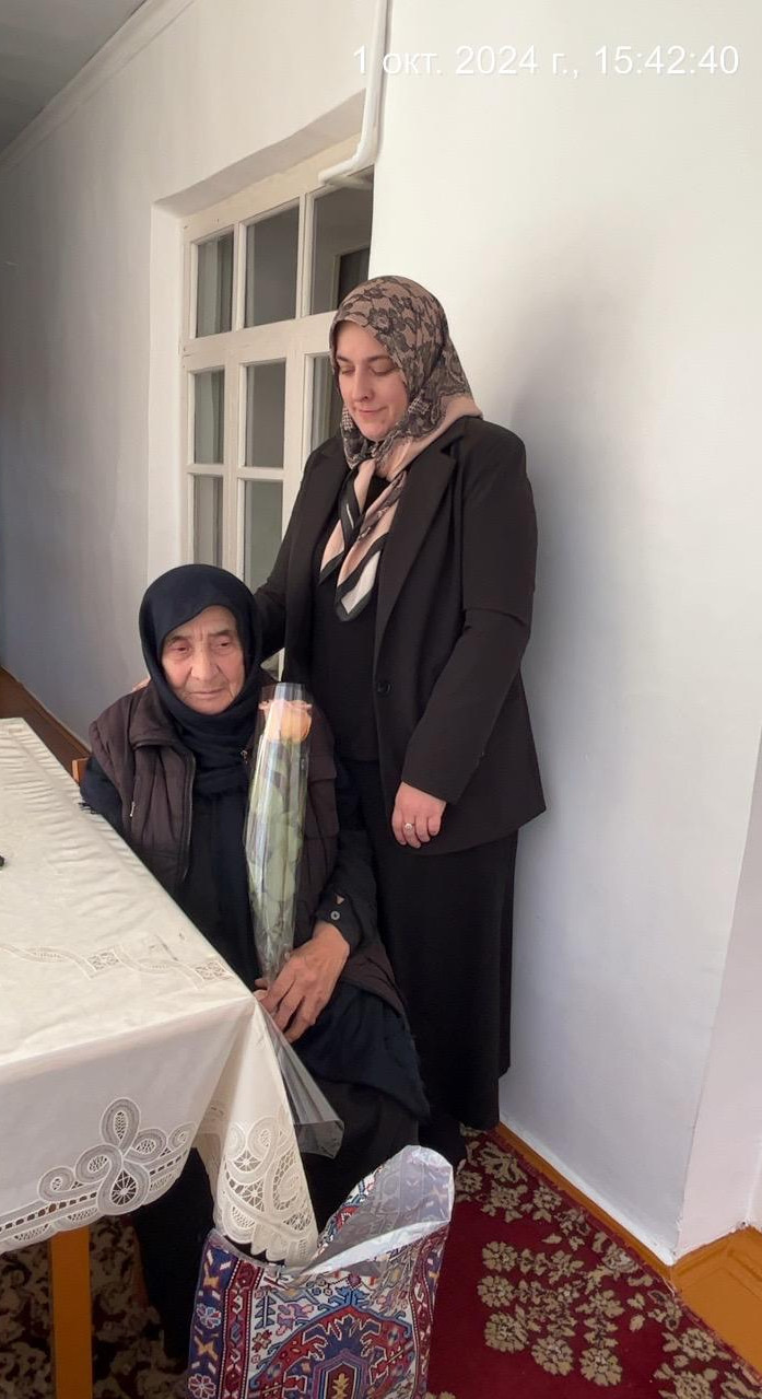 ?К Международному дню пожилых людей 1 октября Соц.работники ГБУ РД КЦСОН в МО «Левашинский район» посетили и поздравили своих подопечных с праздником.