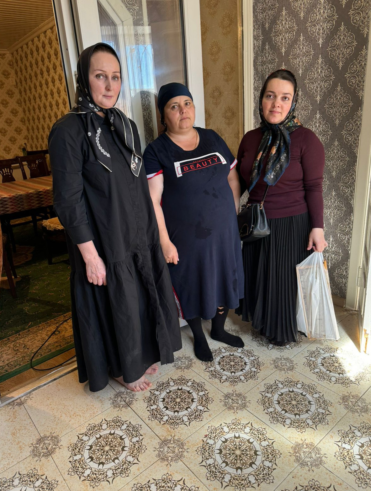 ?Работники ГБУ РД КЦСОН в МО «Левашинский район»  Ко дню рождения Президента Российской Федерации В.В.Путина по акции. ? «Мы Вместе» посетили две семьи СВО селения Кутиша и оказали материальную помощь.