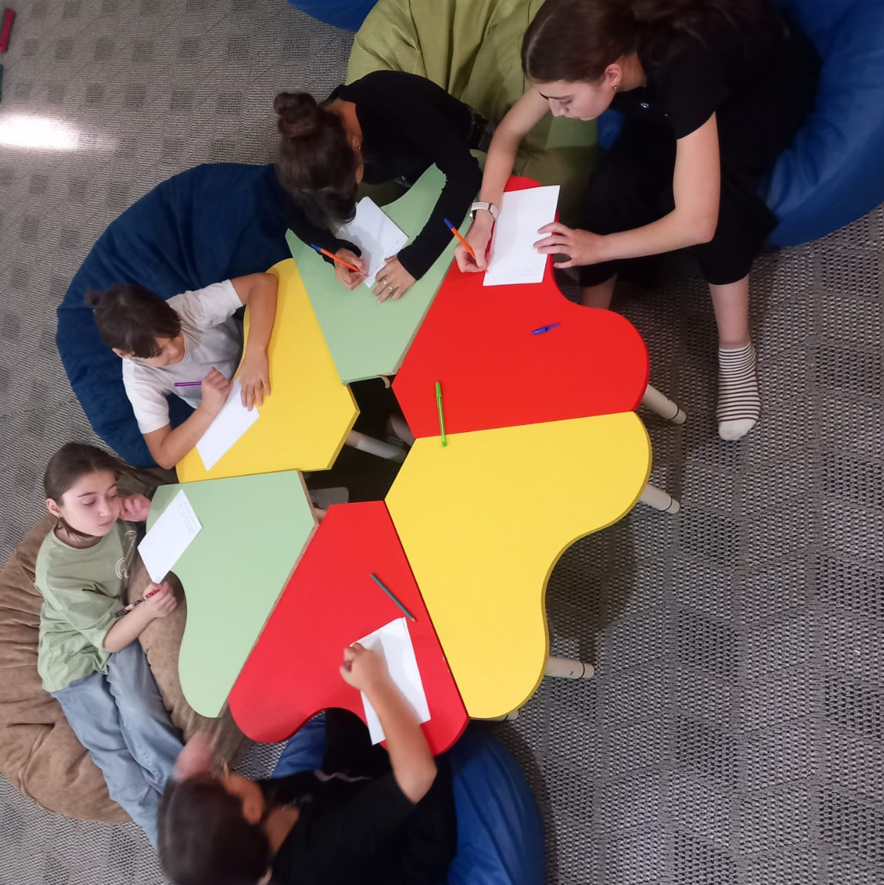 Занятие с элементами тренинга «Преодоление школьной тревожности» прошло в Центре