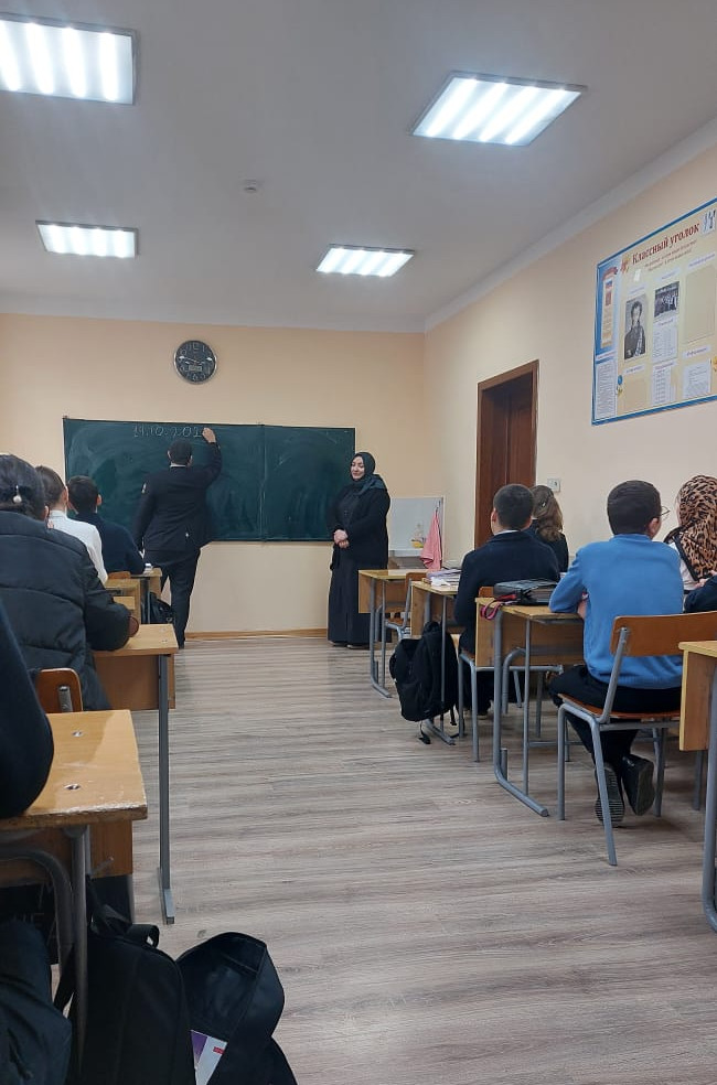 Специалист по работе с семьей отделение на дому Центра социального обслуживания населения Каймаразова Зайнаб совместно со студентом 3курса СКИ ВГУЮ Алиевым Магомедом Г. Провели лекцию на тему: «Буллинг в школах и его последствия»