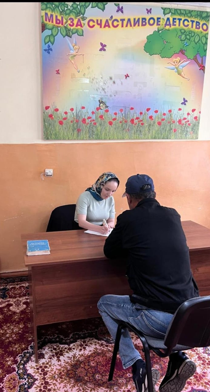 ?В связи с отмечай датой - Днём отца, юрист ГБУ РД КЦСОН Газимагомедова Р. провела юридиские консультации с отцами многодетных семей .