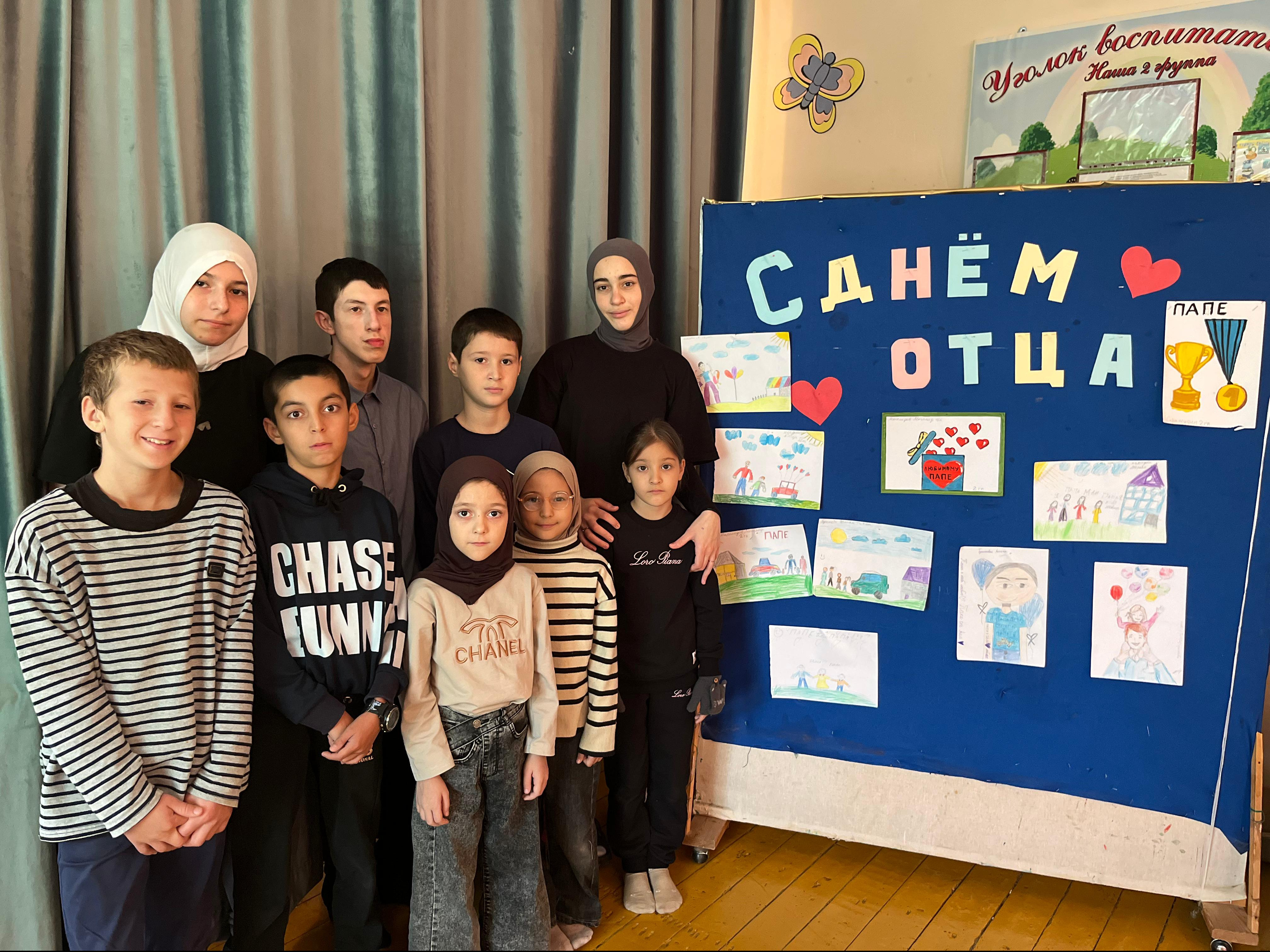 Отец — это основа и фундамент семьи, благодаря которому мама может создать атмосферу уюта и комфорта.