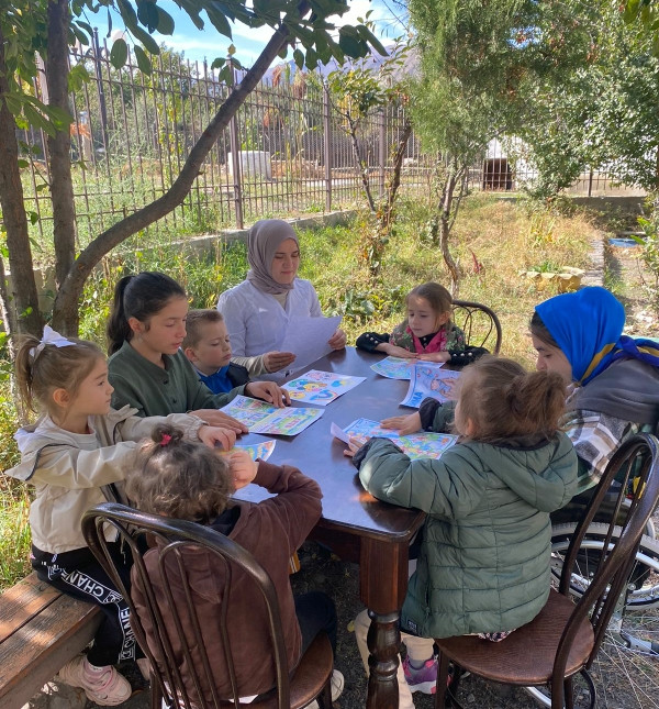 В рамках группового занятия специалист по работе с семьей Муталибова Д. А. провела занятие направленное на знакомство детей с Временами года.