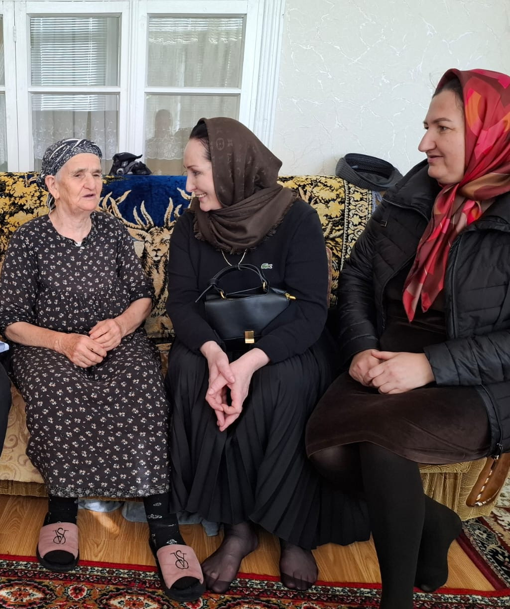 ?По план графику выездов 23.10.2024 года специалист по социальной работе ГБУ РД КЦСОН в МО "Левашинский район " Хапизова Айшат и заведующая ОСО на дому Рамазанова Хадижат выехали в селение Кутиша .