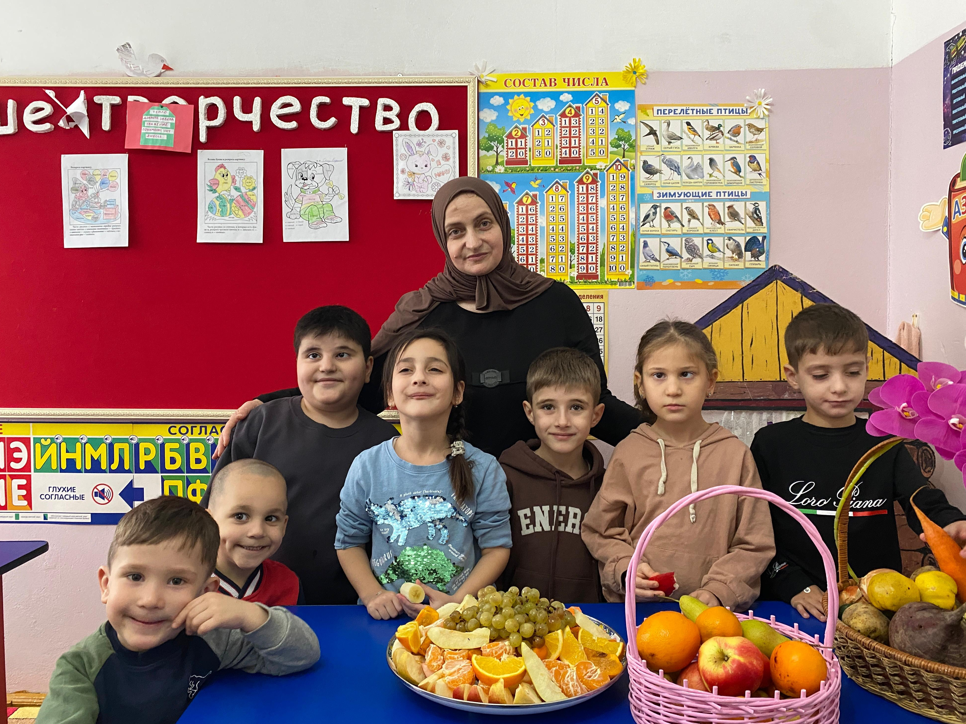 В преддверии зимы специалист по работе с семьёй провёла открытое занятие на тему «Фрукты и овощи — полезные продукты».