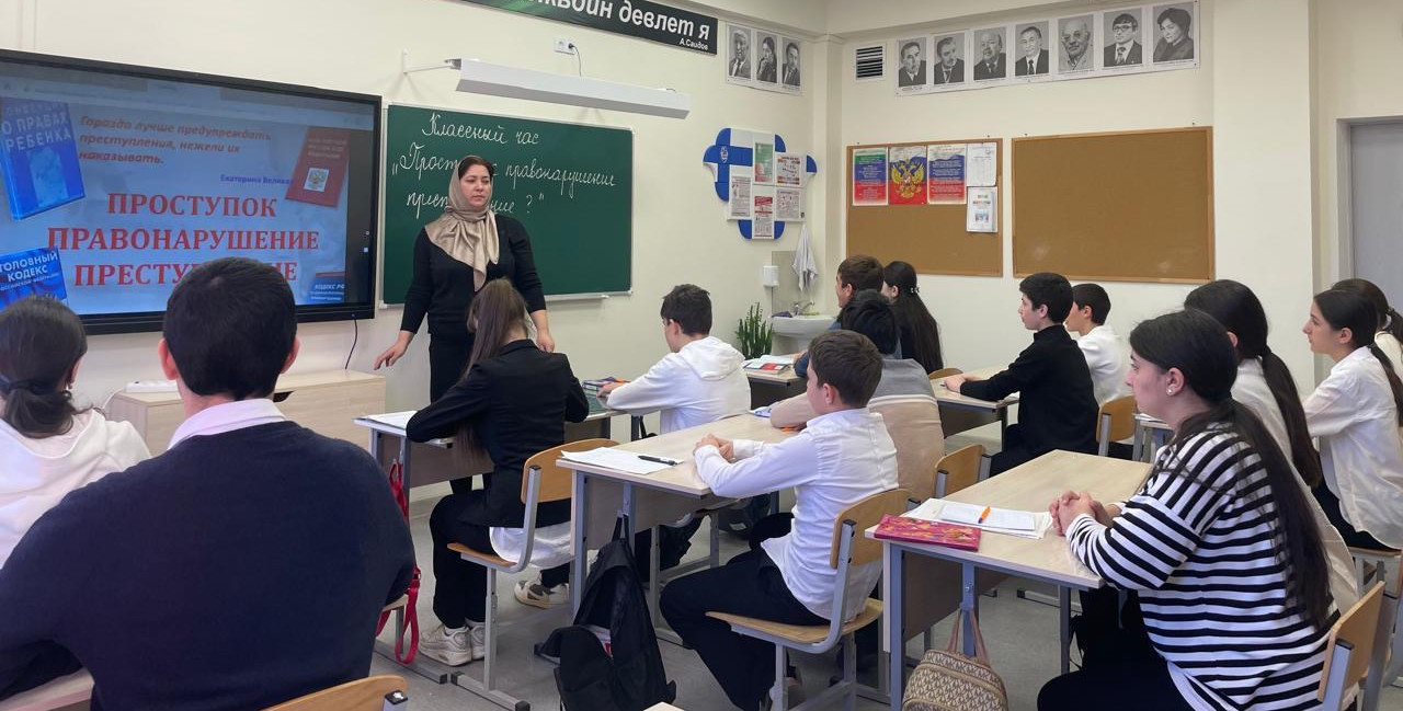 Работник Ахтынского Центра занятости в рамках «Выпускник-2025» встретилась с учащимися школы №2