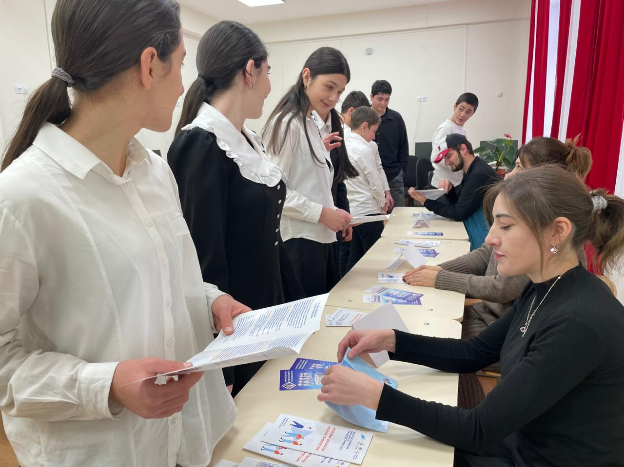 ЦЕНТР ЗАНЯТОСТИ НАСЕЛЕНИЯ В МО "АХТЫНСКИЙ РАЙОН" ПРОВЕЛ ЯРМАРКУ "ВЫПУСКНИК - 2025" ПРИ УЧАСТИИ ОРГАНИЗАЦИЙ ПРОФЕССИОНАЛЬНОГО ОБРАЗОВАНИЯ И РАБОТОДАТЕЛЕЙ.