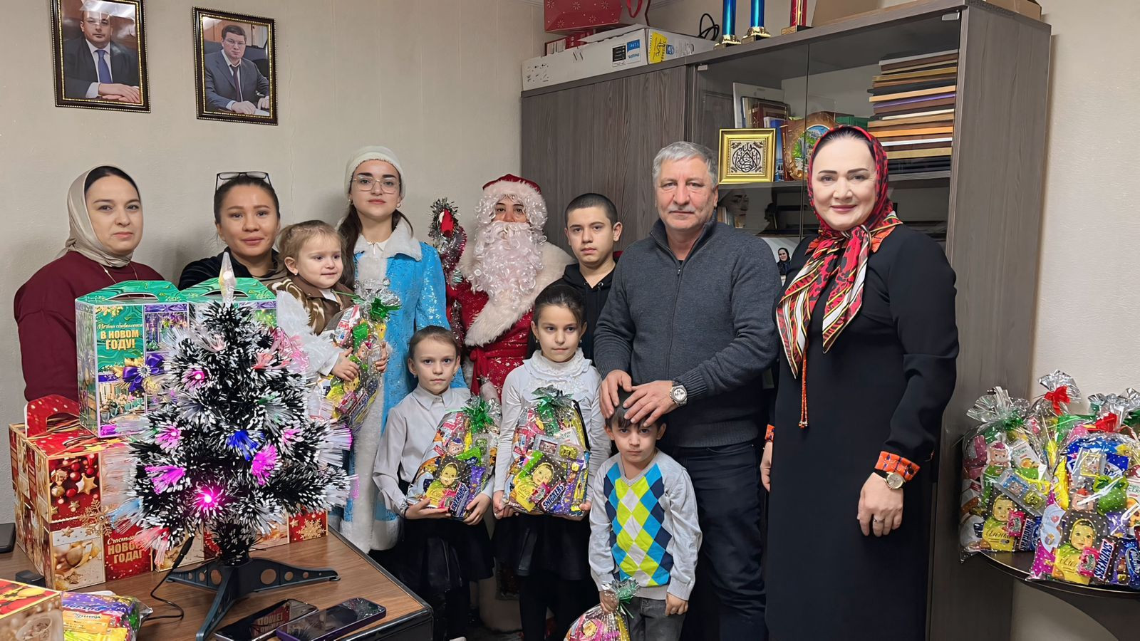 В Карабудахкентском Комплексном центре начались предновогодние хлопоты. Коллектив учреждения с наступающим праздником уже поздравил 155 детей