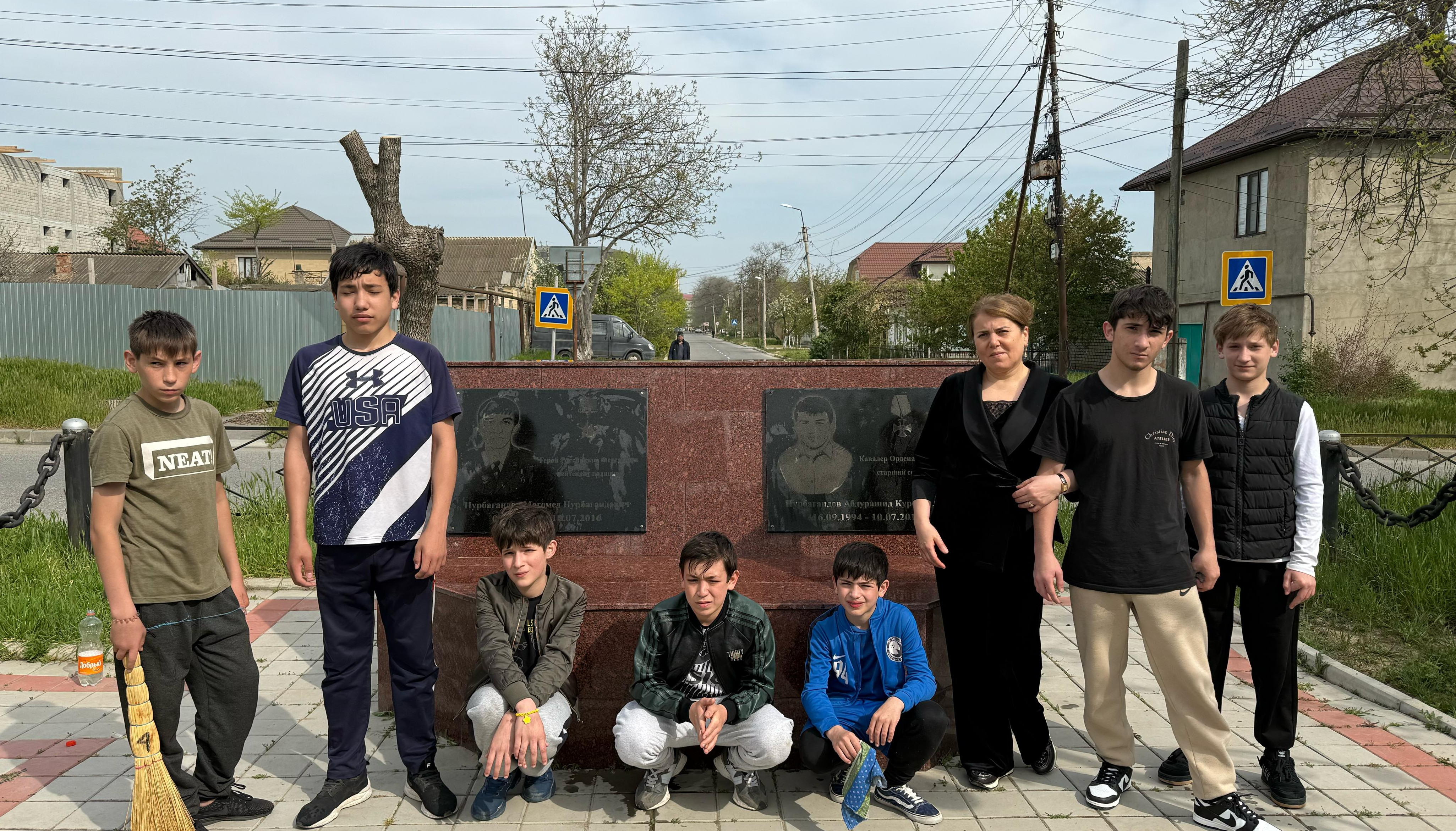 Воспитанники детского дома Минтруда Дагестана в Избербаше привели в порядок памятники, посвященные героям Отечества