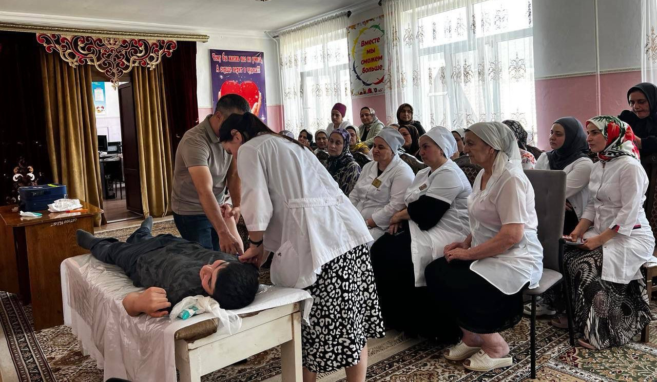 В Казбековском районе провели мастер-класс по обучению коллектива Реабилитационного центра правилам поведения при экстренных ситуациях