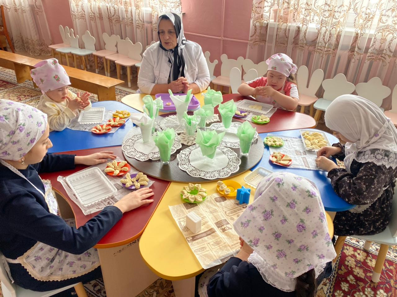 Для детей с ОВЗ провели мастер-класс по лепке пельменей в рамках программы «Тестопластика».