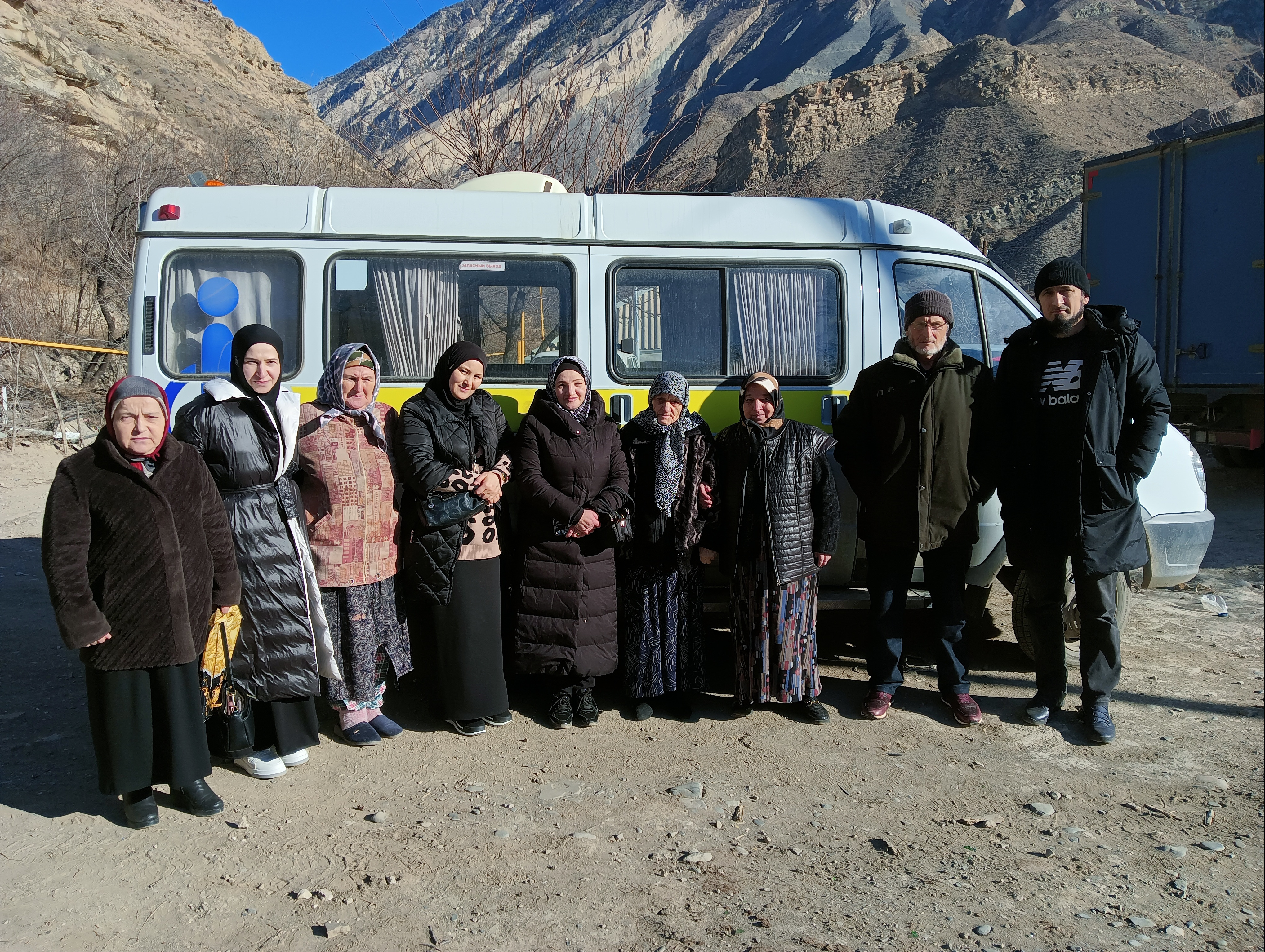 Социальные работники Минтруда Дагестана в Цумадинском районе обеспечили доставку пожилых подопечных на медобследование