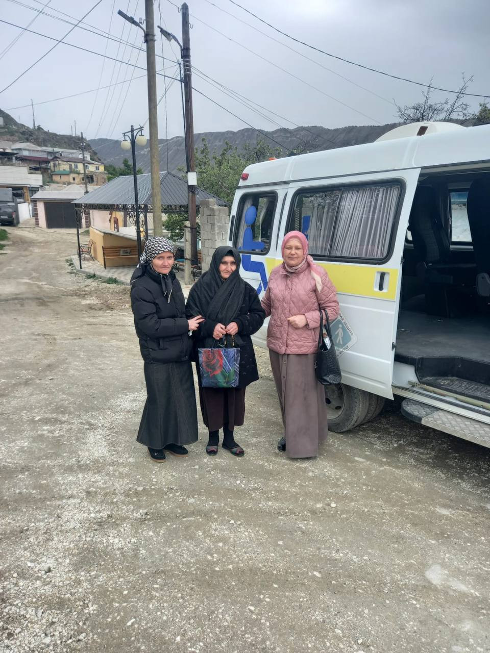 Мобильные бригады помогают пожилым людям в рамках нацпроекта "Демография".