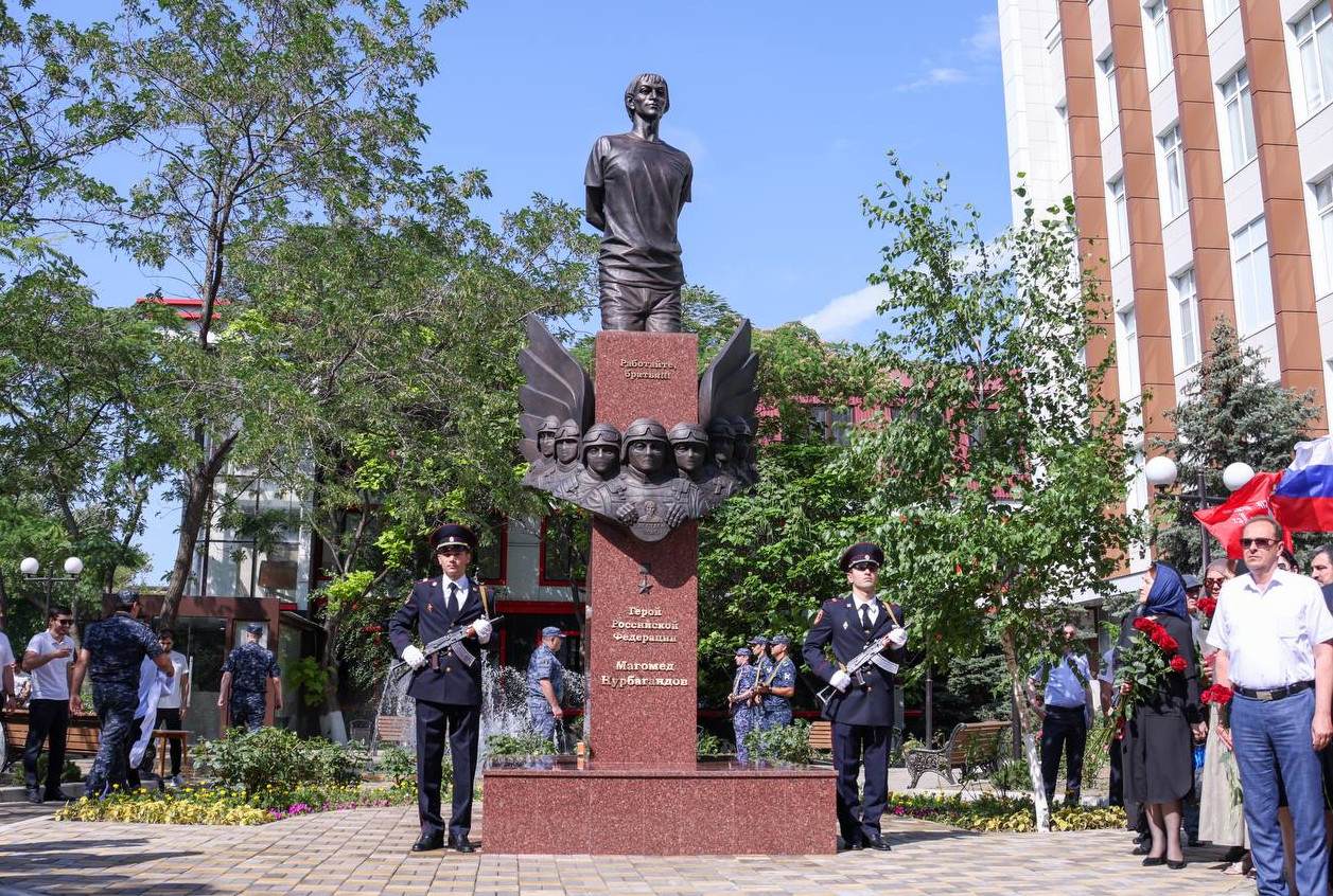 Памятник Герою России.