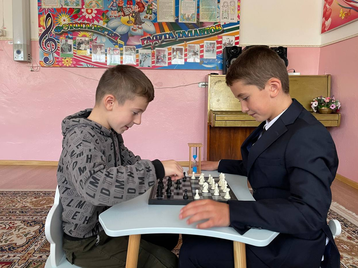 Юные шахматисты и шашисты в Реабилитационном центре для детей и подростков в Казбековском районе за интересные партии награждены  грамотами