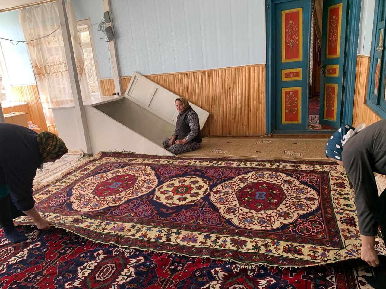 Соц работники отделения №2 Гашимова Д.и Казбекова И. провели субботник у подопечной Рамазановой с.Кандык