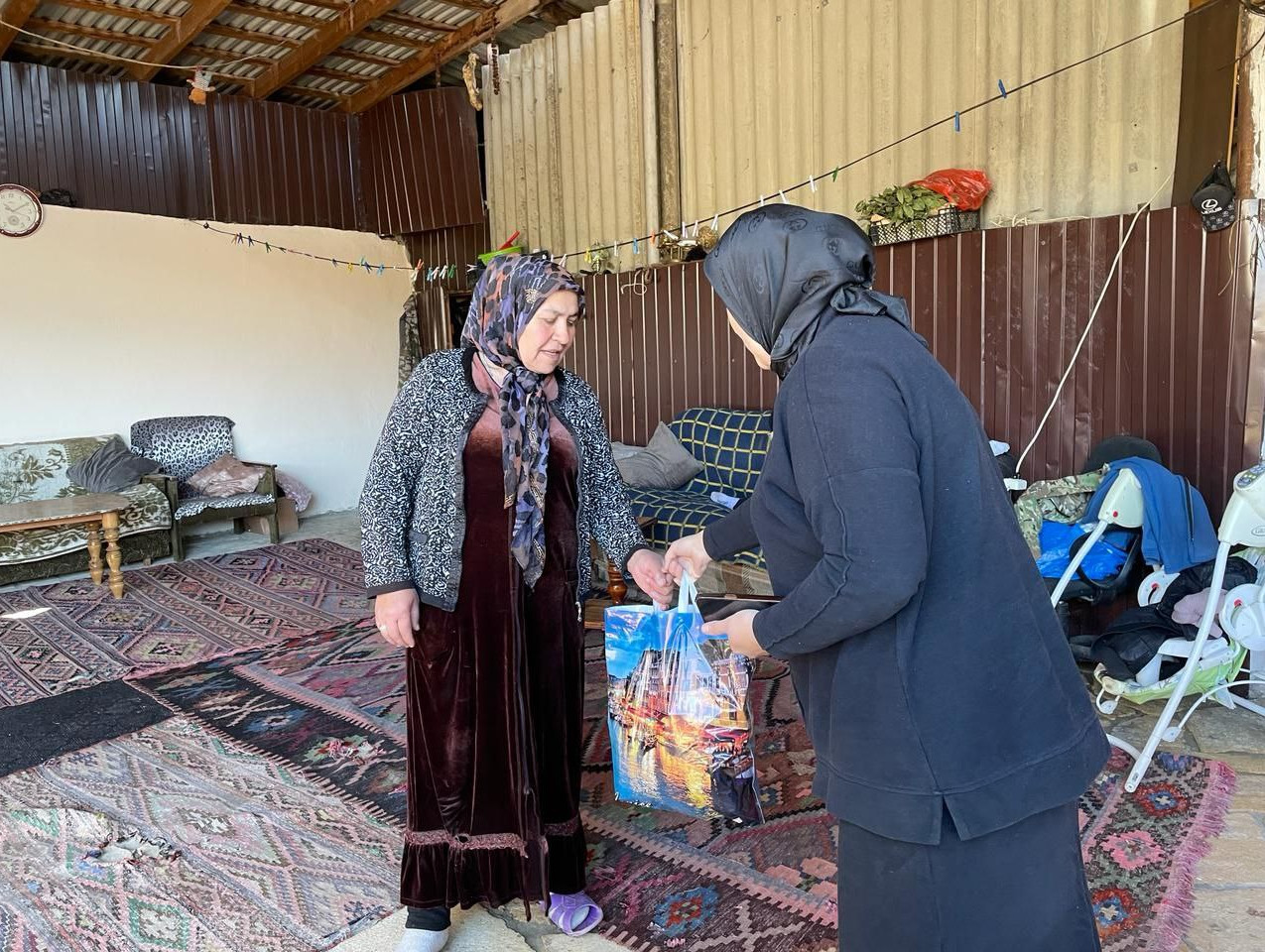 На праздник Ураза- Байрам специалисты центра социальной защиты населения Хивского района посетили многодетные малоимущие семьи