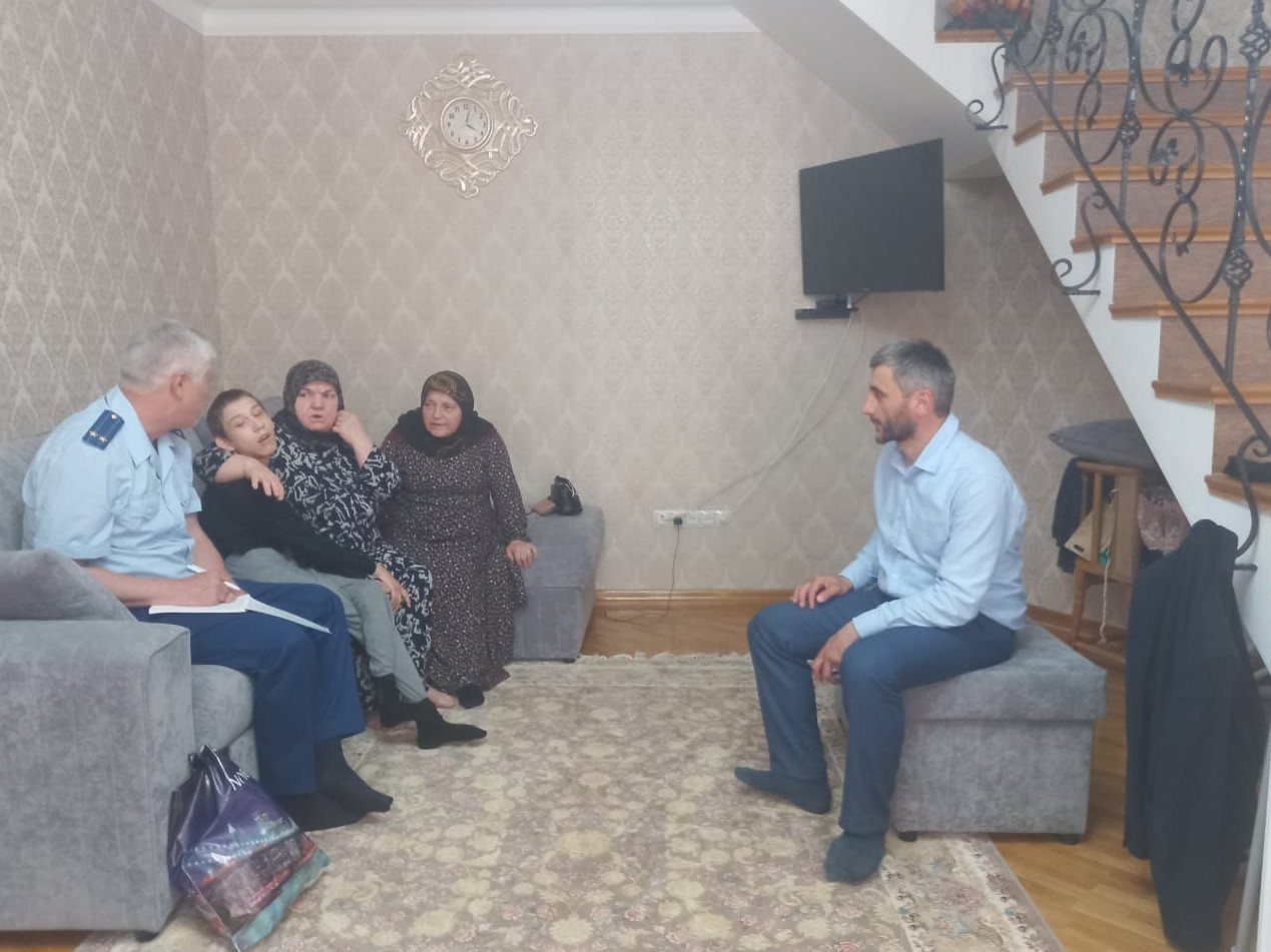 Посещение многодетных, малоимущих семей  и семей, в которых воспитываются дети-инвалиды.