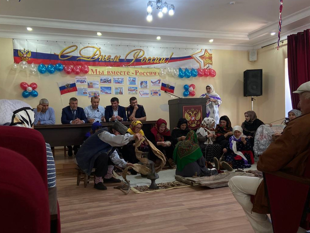 В актовом зале администрации Цунтинского района состоялось торжественное мероприятие, посвящённое празднованию Дня России!
