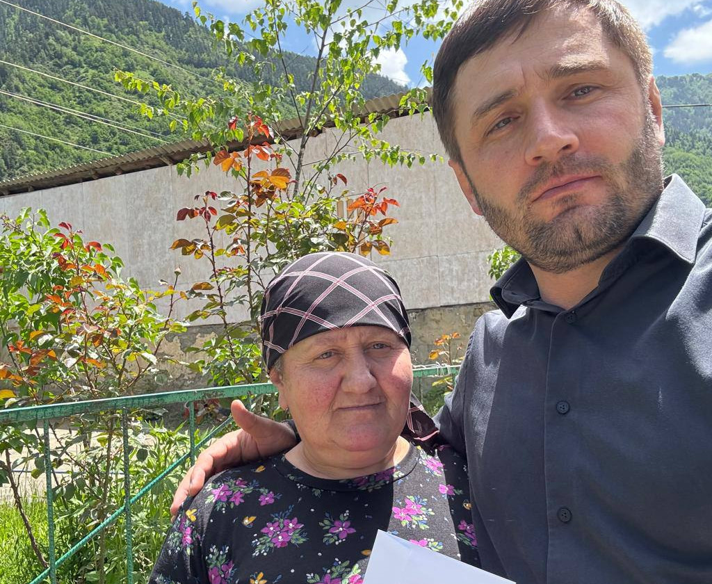 Директор центра социального обслуживания поздравил семьи участников СВО с праздником Курбам-байрам.